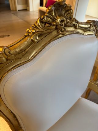 Coppia di poltrone in stile Luigi XIV in pelle bianca e oro