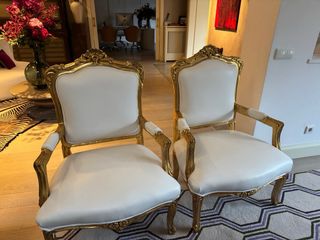 Coppia di poltrone in stile Luigi XIV in pelle bianca e oro