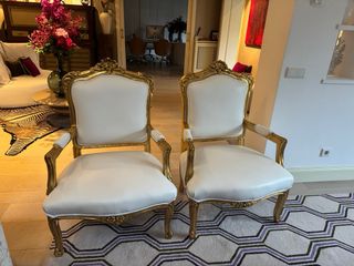 Coppia di poltrone in stile Luigi XIV in pelle bianca e oro