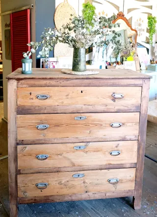 Cómoda antigua de madera con tiradores de latón