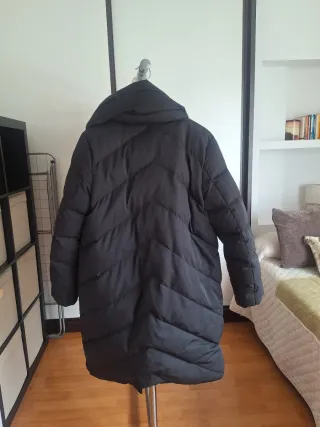 Abrigo plumífero negro muy cálido
