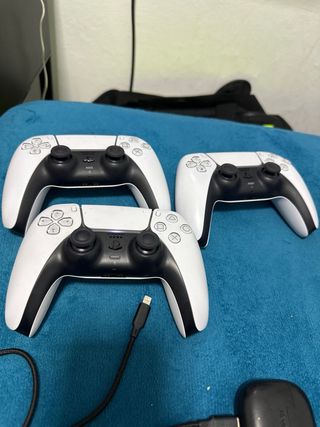 PlayStation 5 con 3 mandos