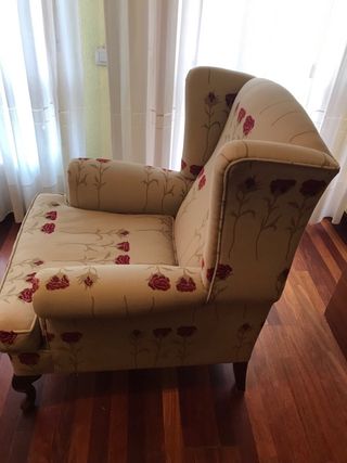 Sillón orejero floral beige