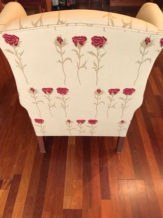 Sillón orejero floral beige