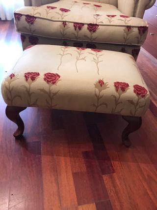 Sillón orejero floral beige