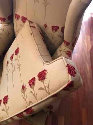 Sillón orejero floral beige