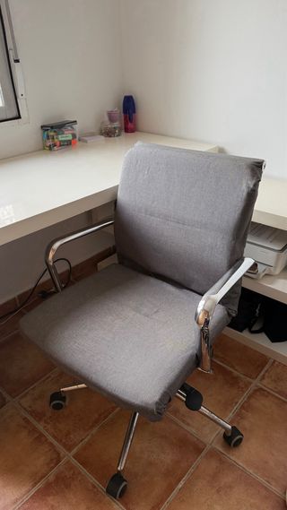 Escritorio de esquina blanco y silla