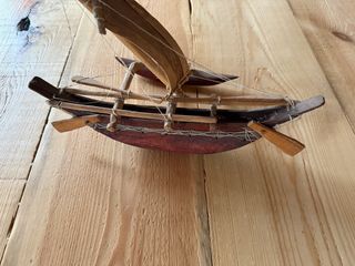 Maqueta de barca de madera hecha a mano