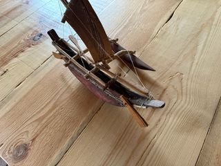 Maqueta de barca de madera hecha a mano