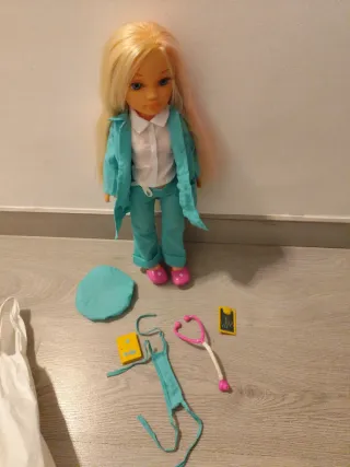 Nancy doctora con accesorios