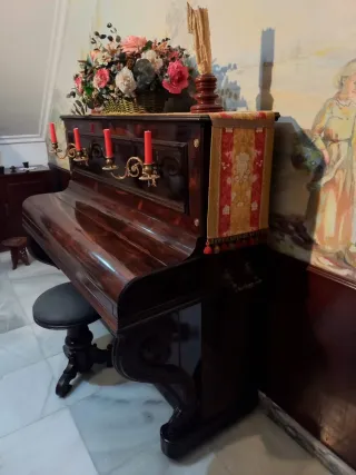 Piano antiguo de madera
