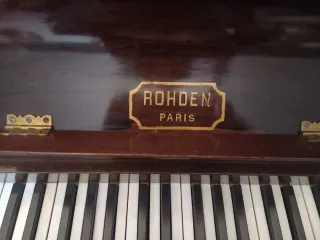 Piano antiguo de madera