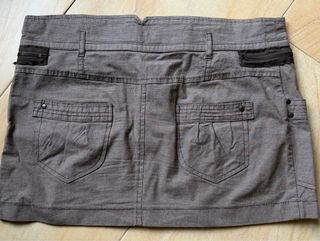 Minifalda cargo marrón con cremalleras