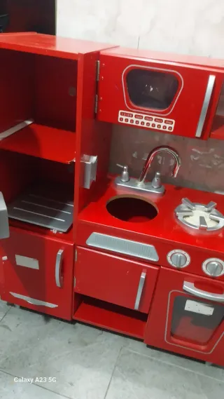 Cocina de juguete de madera roja cocinita