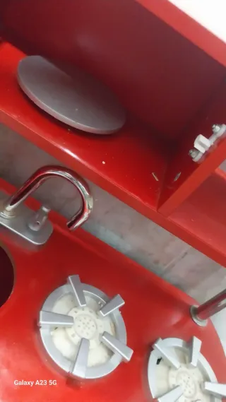 Cocina de juguete de madera roja cocinita