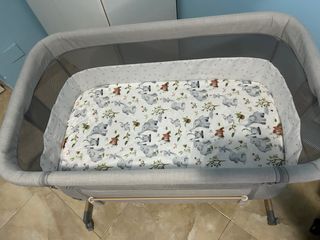 Minicuna gris con estampado infantil