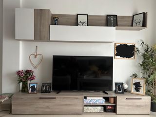 Mueble TV madera y blanco