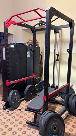 Jaula de gimnasio con poleas y banco
