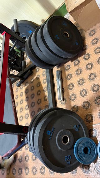 Jaula de gimnasio con poleas y banco