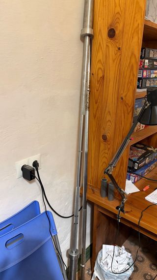 Jaula de gimnasio con poleas y banco