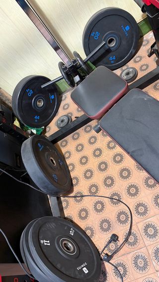 Jaula de gimnasio con poleas y banco