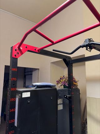 Jaula de gimnasio con poleas y banco