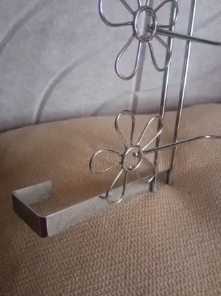 Colgador metálico con flores