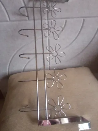 Colgador metálico con flores