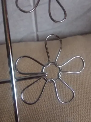 Colgador metálico con flores