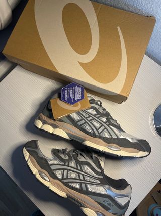 Asics Gel NYC Nuevas Gris/Blanco Talla 42,5