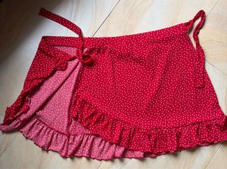Minifalda de capa roja con lunares blancos