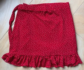 Minifalda de capa roja con lunares blancos