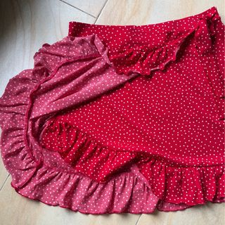 Minifalda de capa roja con lunares blancos