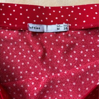 Minifalda de capa roja con lunares blancos