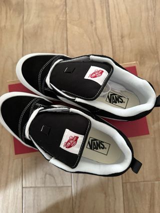 Zapatillas Vans Knu Skool Negras y Blancas