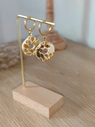 Pendientes artesanales arcilla dorados