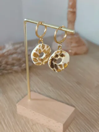Pendientes artesanales arcilla dorados