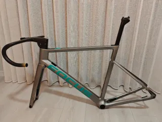 FOCUS Izalco Max disc 100% cableado interno