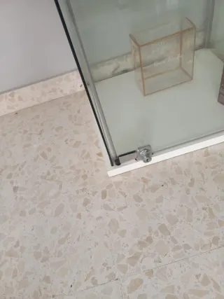 Vitrina expositora de cristal y madera