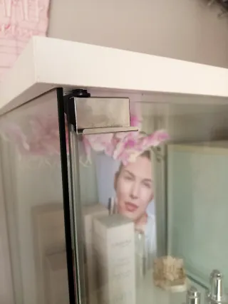 Vitrina expositora de cristal y madera