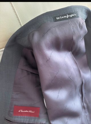 Traje de chaqueta gris oscuro