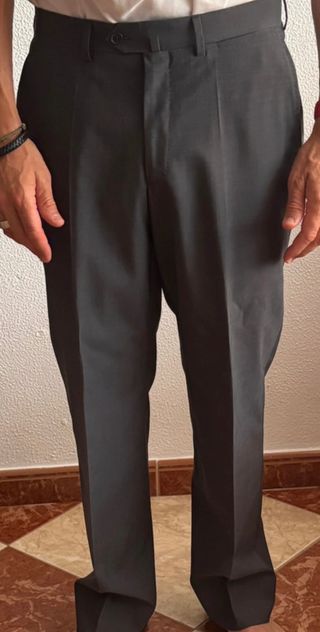 Traje de chaqueta gris oscuro