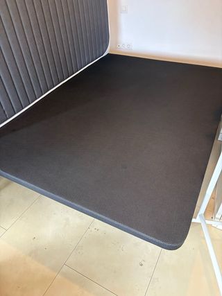 Base de cama gris y negra