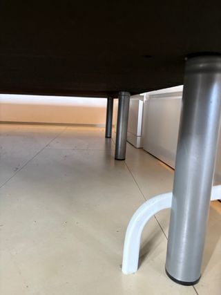 Base de cama gris y negra