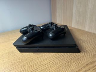 PS4 (PlayStation 4) con 2 mandos