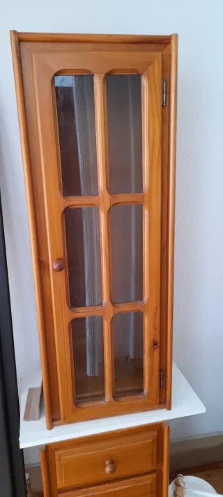 Vitrinas de madera de pino macizo con puertas de c