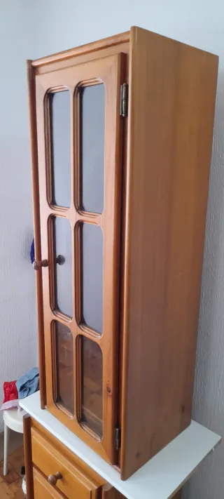 Vitrinas de madera de pino macizo con puertas de c