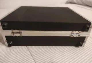 Maletín rígido negro con asa y cierre