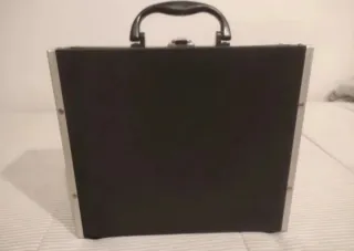 Maletín rígido negro con asa y cierre