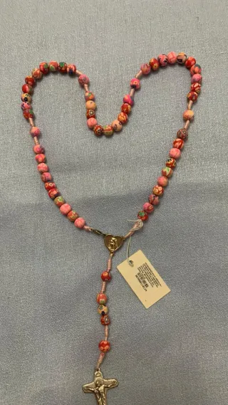 Rosario fatto a mano con perline colorate